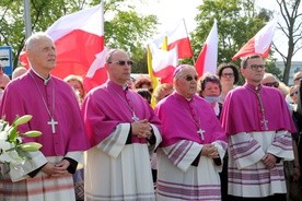 Biskupi z wiernymi pod krzyżem na placu Celebry Papieskiej.