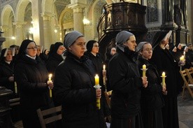 Siostry zakonne w czasie Mszy św. w święto Ofiarowania Pańskiego w płockiej katedrze