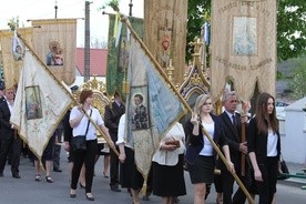 Starsi i młodsi parafianie Dulska wzięli udział w procesji powitania obrazu Matki Bożej Jasnogórskiej