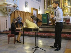 W niedzielę 9 sierpnia wystąpili: Natalia Drozen-Czaplińska – szpinet i Michał Czapliński – saksofon, fagot, flet