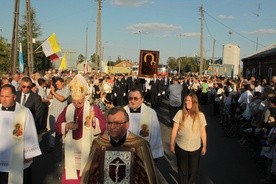 Licznie zgromadzeni parafianie witali ikonę Matki Bożej Częstochowskiej