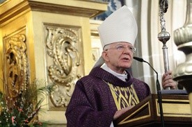 Abp Marek Jędraszewski apeluje o modlitwę w łączności z papieżem Franciszkiem w południe 25 marca