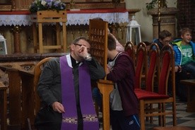 Odpuszczanie grzewchów w imieniu Boga przez posługę Kościoła