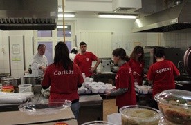 Caritas dowozi ciepłe posiłki bezdomnym