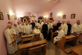 Na zakończenie Eucharystii wszyscy ksieża stanęli przy Janogróskim wizerunku