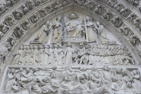 Jedna z płaskorzeźb paryskiej Notre Dame