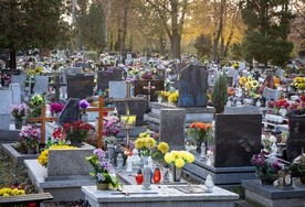 Nagrobki przejdą na własność cmentarzy