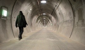 W tunelu