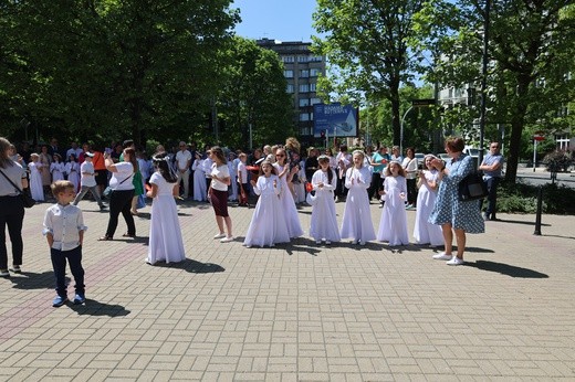 Katowice. Pielgrzymka dzieci komunijnych