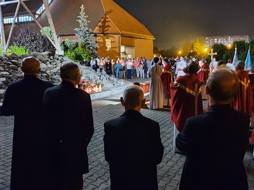 Modlitwa przy krzyżu papieskim w Zabrzu