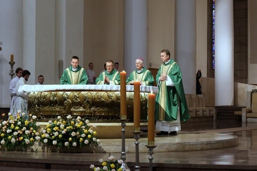 Pracownicy ochrony zdrowia w katedrze