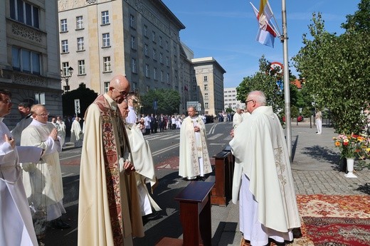 Katowice. Procesja ulicami miasta