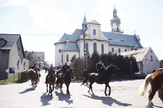 Wielkanocna procesja konna w Ostropie