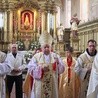 Bp Kazimierz Górny poprowadził procesję maryjną w klasztornych krużgankach