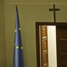 Polacy nie chcą chować wiary w zakrystii