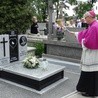Bp Piotr Libera dokonuje poświęcenia pomnika dzieci utraconych na cmentarzu parafialnym w Sierpcu