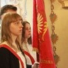 Poczet sztandarowy w czasie uroczystości 90. rocznicy nadania pierwszego sztandaru szkole w Dzierzążni