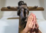 Sondaż: większość Amerykanów popiera chrześcijańską modlitwę w szkołach
