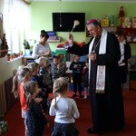 Biskup Jan z kolędą w przedszkolu katolickim
