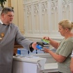 Płock. Przekazanie Biblii uchodźcom z Ukrainy