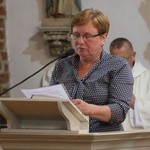 Szymonowo - pielgrzymi przy grobie Anatola Kaszczuka.