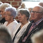 Szymonowo - pielgrzymi przy grobie Anatola Kaszczuka.