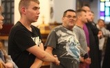 Denis w czasie wspólnej modlitwy w kościele w Bulkowie k. Płocka