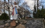 Figura Jezusa Miłosiernego w Białej. Dawniej stała w Płocku, w miejscu pierwszych objawień. Teraz znajduje się w miejscu dawnego domu sióstr, a dokładnie – na miejscu dawnej kaplicy, w której również modliła się św. s. Faustyna