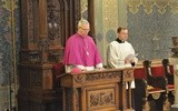 Bp Piotr Libera uczestniczy w nabożeństwie Gorzkich Żali w bazylice katedralnej