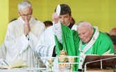 Schorowany już święty Jan Paweł II sprawujący Eucharystię na krakowskich błoniach