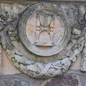 Klepsydra - znak upływającego czasu - fragment nagrobka na cmentarzu przykościelnym w parafii św. Dionizego w Koziczynku k. Ciechanowa