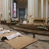 Abp Skworc podczas święceń kapłańskich: Niech wasze dni od dnia święceń aż do ostatniego będą eucharystyczne
