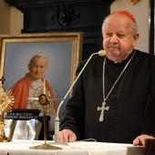 Kard. Dziwisz: Jan Paweł II oddał nas w najlepsze ręce miłosiernego Boga