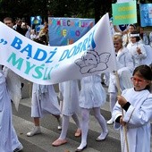 Ulicami Płońska przeszła kolorowa parada aniołów, w której wzięli udział najmłodsi mieszkańcy miasta