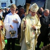 W czasie Mszy św. biskup płocki poświęcił wieńce dożynkowe.