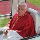 Papież Franciszek wzywa do modlitwy za "bardzo chorego" Benedykta XVI