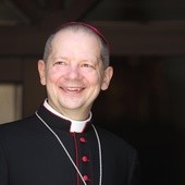 Bp Olszowski w Święto Caritas: Boże miłosierdzie jest ratunkiem dla zagubionego człowieka