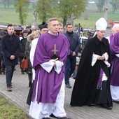 Liturgii pogrzebowej przewodniczył bp Mirosław Milewski.