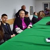 Bp Piotr Libera z młodzieżą w nowo otwartym Parafialnym Centrum ŚDM w Płońsku