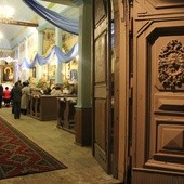 Ozdobne drzwi prowadzące do koziczyńskiego kościoła zostały wyrzeźbione przez Bolesława Biegasa
