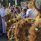Bp Roman Marcinkowski poświęcił kilkanaście wieńców dożynkowych z rejonu żuromińskiego