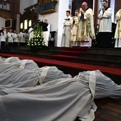 Kard. Baldisseri dementuje: synod nie będzie wstępem do zniesienia celibatu