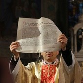 Sekretarz Nuncjatury Apostolskiej w Warszawie odczytał papieski dokument i ukazał go wiernym.