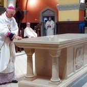 Bp Andrzej Iwanecki konsekrował ołtarz w kościele św. Jacka na Rozbarku