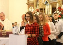 We Mszy św. czynnie uczestniczyła młodzież, jako ministranci, schola i lektorzy