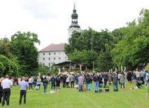 Obory. Karmel dzieli się świętością