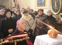 Bp Roman Marcinkowski z wiernymi na modlitwie przed ikoną Matki Bożej Jasnogórskiej