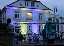 Płock. Wieczorna modlitwa pod oknem papieskim