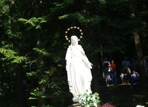 Pocałunki dla Maryi. Historia i znaczenie popularnych modlitw