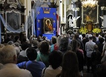 Pułtuscy parafianie od św. Józefa wokół obrazu Czarnej Madonny